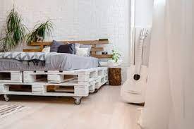 Wer das bett aus unbearbeiteten holz selber gemacht hat, sollte das holz beizen oder ölen. Bett Selber Bauen Anleitung Ideen Und Tipps Hausliebe De