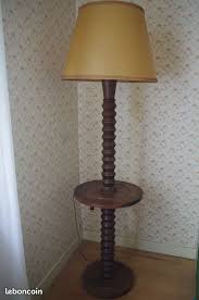 Lampe sur pied d'occasion : Lampadaire Ancien En Bois Des Annees 1930 Pied En Bois Tourne Petite Etagere A Mi Hauteur Abat Jour Beige Clair Style Parche Lampadaire Lampe Pied Bois Bois