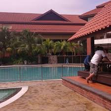 Berikut ini adalah daftar kolam renang di semarang yang bisa dijadikan tujuan berwisata dan berolahraga. Kolam Renang Kompleks Kejiranan Presint 11