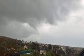 Reagovať na vzniknutú situáciu musia ľudia okamžite. Pocasie Sposobilo Skody Medzi Presovom A Kosicami Sa Zrejme Vyskytlo Tornado Video