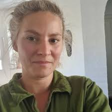 Nogle gange går livet ikke som vi havde planlagt, troet eller håbet på.  Nogle gange bliver vi så hylet ud af den og så kriseramte, at verden  nærmest går i stå. Der