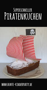Einfacher Geht Es Nicht Mit Geschenkpapier Und Schaschlikspiessen Wird Der Kuchen Ruckzuck Zum Piratenschiff Pirat Kuchen Piratenkuchen Kindergeburtstag Ideen