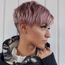 Undercut Frisur Kurze Haare Rosa Haarfarbe Frisurentrends Damen In 2020 Haarschnitt Kurz Haarschnitt Schone Frisuren Kurze Haare