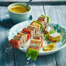 Bratwurstspiesse Mit Knoblauchbrot Rezept Lebensmittel Essen Wurstchen Knoblauchbrot