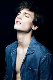 Ocupación: modelo, actor, fotógrafo, músico y escritor