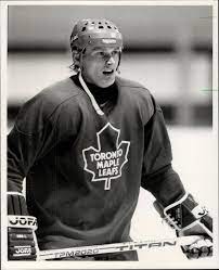 Miroslav fryčer (né le 27 septembre 1959 à opava en tchécoslovaquie aujourd'hui ville de république tchèque) est un ancien joueur professionnel de hockey sur glace devenu entraîneur. Former Maple Leaf Miroslav Frycer Just Happy To Be Alive The Star