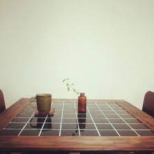 ちょこっとdiy 部屋をタイルで素敵にするプチリフォーム術 キナリノ タイルテーブル テーブル リメイク タイルトップテーブル