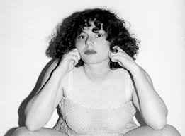 Ma chatte sous les spotlights – Friction Magazine