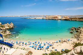 Op het strand is gelegenheid voor sportieve activiteiten, zoals windsurfen, kite surfen, kanovaren en waterskiën. Die 10 Schonsten Strande Auf Malta Die Besten Strande Mit Bildern