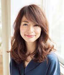 重めの縦ロールが鍵 ゆれるセミロング 40代のロングヘア 髪型 ロング 髪型 40代 髪型 ロング パーマ