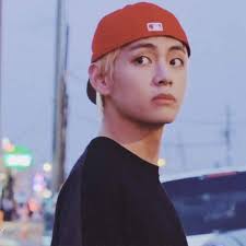 El ganador de la comparación se sacudió todo. Taehyung Y Su Gorra Roja Favorita A Lï½ï½–ï½…ï½Œï½™ Tï½ï½…ï½ˆï½™ï½•ï½Žï½‡ Facebook