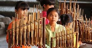 Manajemen dalam arti orang yang memainkan peran hubungan pribadi, informan dan pembuat keputusan. Lengkap Cara Memainkan Alat Musik Angklung Budaya Nusantara