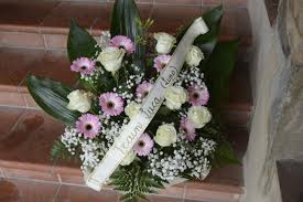 Vedersi recapitare un mazzo di fiori per i 50 anni di matrimonio non è una cosa da tutti i giorni! Funerale Di Pamela Traini Manda Un Mazzo Di Fiori Cronache Maceratesi