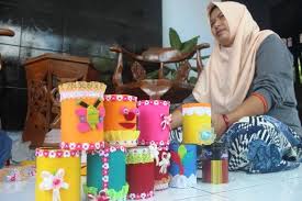Hanya bermodalkan botol plastik (botol air mineral) bekas saja anda sudah bisa membuat tempat pensil bermotif bunny yang sangat lucu jika diletakan di atas meja belajar. Kreatifnya Indah Purwanti Manfaatkan Kaleng Bekas Untuk Tempat Pensil