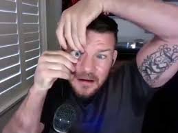 😱😱😱😱 CLAMOROSO: Michael Bisping avrebbe disputato 11 match con un  occhio finto! Durante il suo podcast (Believe You Me) il Conte si è  letteralmente tolto il suo occhio finto, che (qualora non