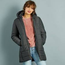 Partenaire idéal de vos journées de mauvais temps, grâce à son rembourrage moelleux et son tissu déperlant et imperméable, la doudoune pour femme. Doudoune Longue A Capuche Femme Gris Kiabi 50 00