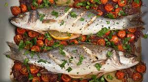 Pecite ribu s povrćem u pećnici na 180 stupnjeva za 20 minuta, dok kuhani. Dobar Tek Recept Brancin Pecen S Povrcem Zacinskim Biljem I Limunom