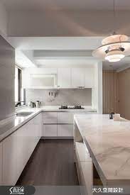 設計師善用大量木作設計以及材質與色度的配搭 佐以流暢動線安排 為空間創造多元的層次變化 成功改造僅23 坪不到的老屋 讓它搖身一變 成為通透感十足的明亮居宅