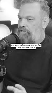 Historicamente, o Rei Salomão foi o primeiro a evocar "demonios".  Etimologia de Demonio: A palavra demónio tem origem no grego daimónios,  «que provém da divindade, enviado por um deus; que tem ...