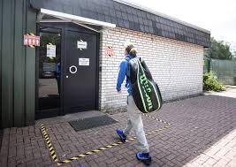Derzeit dürfen sich noch bis zu zehn menschen aus verschiedenen haushalten in der öffentlichkeit treffen, ansonsten maximal zwei haushalte, unabhängig von der. Hallentennis Im Corona Lockdown Deutsches Durcheinander Tennis Magazin