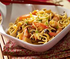 Nouvel An Chinois Nouilles Aux Crevettes Et Champignons Noir Recette Nouilles Aux Crevettes Recettes De Cuisine Recette Facile
