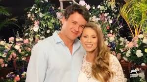 Bindi irwin and chandler powell have welcomed their first child into the world! Bindi Irwin Kundigt Sie Schwanger Mit Dem Ersten Baby Funf Monate Nach Zoo Hochzeit Aktuelle Boulevard Nachrichten Und Fotogalerien Zu Stars Sternchen