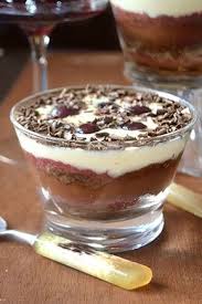 La Zuppa Inglese E Un Morbido Dolce Al Cucchiaio Composto Da Strati Di Crema Pasticcera E Al Cacao Intervallati Da Pan Di Spagna Dolci Ricette Dolci Cibo