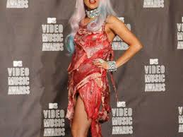 Lady gaga in ihrem berühmt gewordenen fleischkleid. Fleisch Auf Den Rippen Panorama