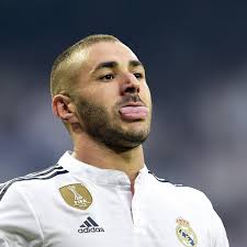 Official website featuring the detailed profile of karim benzema, real madrid forward, with his statistics and his best photos, videos and latest news. Karim Benzema Lasst Fussball Mit Diamanten Im Wert Von 250 000 Euro Anfertigen