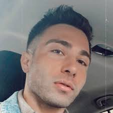 Lizzy Caplan, who played Janis in the 2004 'Mean Girls,' speaks about how  the movie is still relatable more than 20 years later! 🩷