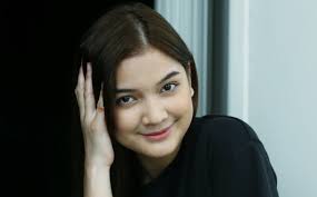 Vivian Wong visits father's grave