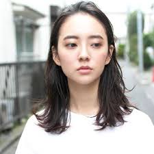 ちょっぴりハンサム が気分 イマドキ大人女子向け マニッシュヘア スタイル帖 キナリノ ロング パーマ 前髪なし ロング 前髪なし ロングパーマ