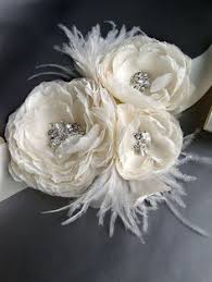 L'abito, inoltre, anche se non sembra permette più ormai lo sappiamo tutti che i fiori sono adatti alle cerimonie e vanno benissimo per matrimoni, battesimi. 22 Idee Su Cinture Abito Da Sposa Abiti Da Sposa Con Cintura Fiori Di Stoffa Sposa