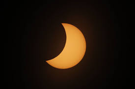 Durant l'éclipse, la lune cache le soleil et le ciel s'assombrit. Eclipse Solaire Totale 2021 A Quand La Prochaine Les Photos De La Derniere