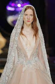 Du suchst ein schlichtes hochzeitskleid, ein boho brautkleid mit spitze oder kurzes kleid fürs standesamt? Brautfrisuren Mit Schleier Pure Romantik Mit Einem Hauch Von Nichts Kleid Hochzeit Kurzes Hochzeitskleid Brautfrisuren Mit Schleier