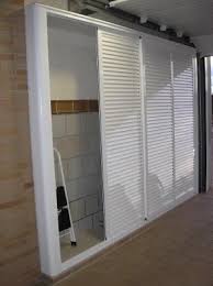 Los armarios de aluminio son una excelente solución para quienes desean disponer de espacios de almacenamiento en su terraza. Armario De Interior Aluminio Lacado Blanco Armario De Lavanderia Puertas De Aluminio Exterior Muebles De Exterior