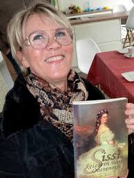 Over Sisi/Sissi, Franz-Joseph, Rudolf, hun zoon, over Stephanie, zijn vrouw  en Leopold II's dochter, over Franz-Ferdinand en Blankenberge en over geen  Eerste Wereldoorlog. Oud-ll. historicus V. Demeulenaere wijst op  https://www.schlosshof.at/en/events ...