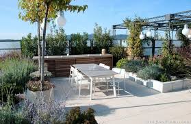 Amenagement D Un Toit Terrasse A Lyon Avec Coin Repas Et Pergola Terrasse Rooftop Paysagiste Toit Modernlands Rooftop Garden Garden Design Rooftop Design