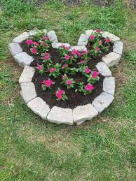 Heisst Den Fruhling Mit Diesen Garten Diy Dekoideen Willkommen Garten Deko Garten Blumenkubel