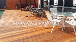 Jenis jenis lantai kayu sendiri dibedakan beberapa macam yaitu lantai kayu sintetis, lantai kayu laminate, lantai kayu vinyl, lantai kayu parket, lantai kayu parquet dan masih banyak lagi. Lantai Kayu Rumah Pasha Ungu Bogor 9 Rajawali Parquet