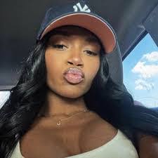 Lashelle Brown's Instagram, Twitter & Facebook