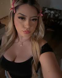 Leslie Robles's Instagram, Twitter & Facebook