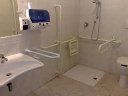 Idee di bagno disabili locali pubblici image gallery con. Capri Ospedale Choc Bagno Disabili Usato Come Rispostiglio