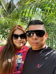 Tecladistas que sonríen mucho, hacen movimientos y gestos raros al tocar y  además son exageradamente amables , simplemente ya rayan en lo ridículo!!!!!