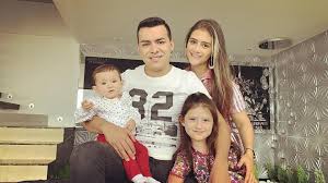 Yeison orlando jimenez es un cantautor y compositor colombiano que nació el 26 de julio de 1991, en manzanares, caldas. Yeison Jimenez Familia Gracias A La Vida Que Me Facebook