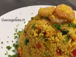 Faccio così come le insalate di riso diventino sempre quantità enormi…) e l'ho mangiato anche il giorno seguente quando le verdure saranno quasi pronte unite i piselli,le code dei gambero,aggiustate di sale e lasciate cuocere. Cous Cous Speziato Con Verdure E Gamberetti Colore Sapore E Fantasia