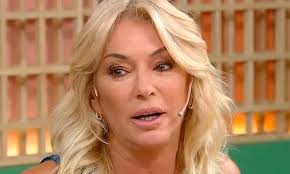 Un influencer hizo un asado sobre una cosechadora