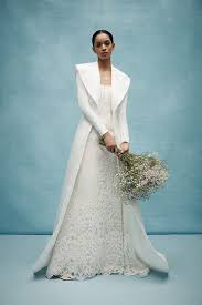 Quindi, è possibile scegliere il modello di abito da sposa che si preferisce, senza paura di osare. 6 Ottimi Motivi Per Sposarsi A Natale La Fata Madrina Alessandra Cristiani Abiti Da Sposa Primavera Abiti Da Sposa Romantici Abito Da Sposa Classico