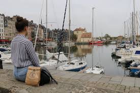 Honfleur mit seinen gut erhaltenen schiefergedeckten fachwerkhäusern, den schmalen gassen und seinem alten hafen ist zeuge einer glorreichen vergangenheit. Alles Auf Einmal Honfleur Deauville Und Eine Calvados Brennerei A Rosa Blog