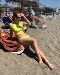 Певица альбина джанабаева появилась на телевидении спустя полтора месяца после перед поклонниками звезда предстала в красном атласном платье, облегающем стройную фигуру. Albina Dzhanabaeva Pokazala Figuru V Kupalnike